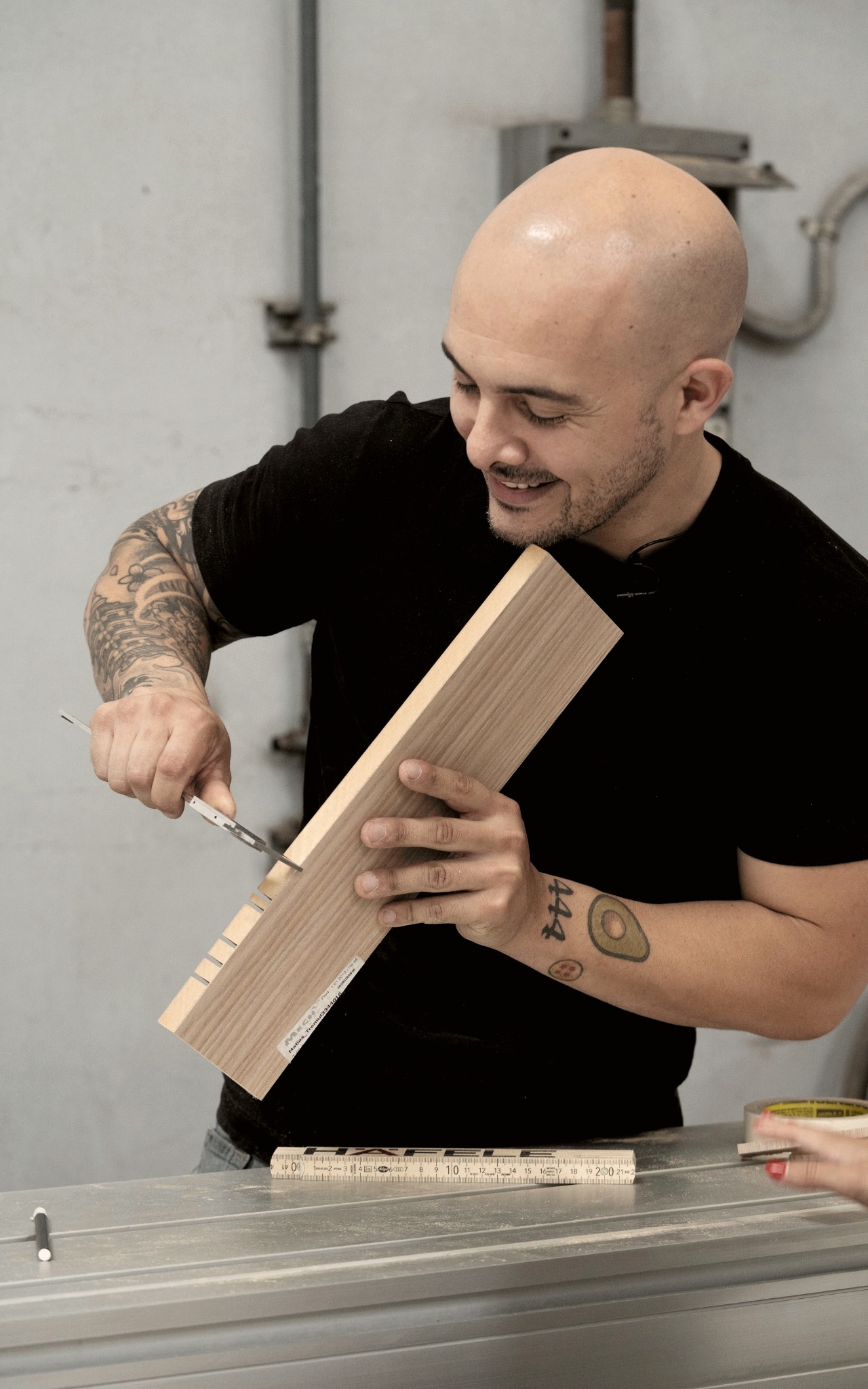Matías revisando una pieza de madera